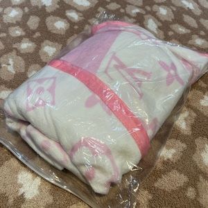 Pink/white blanket